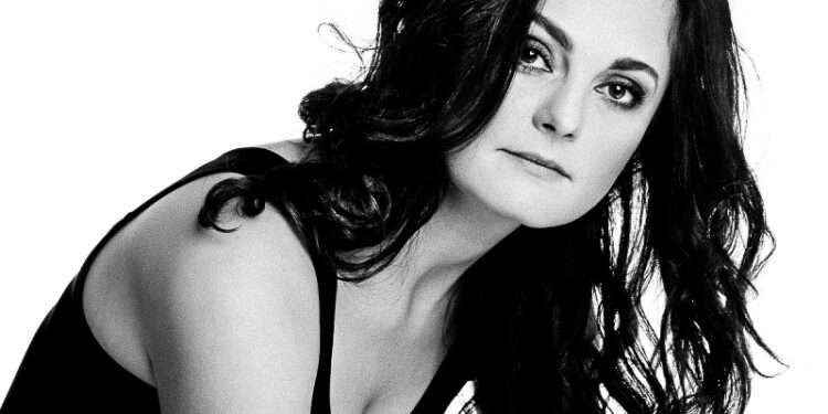 MAGDA: Podczas sesji tworzy cudowną atmosferę zaufania i intymności. Potrafi uchwycić „to coś”.