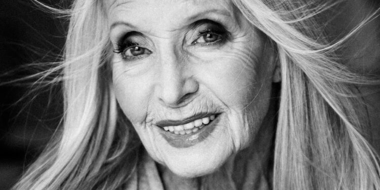 HELENA NOROWICZ: Jestem zachwycona stylem i sposobem pracy Pani Katarzyny. Na planie zdjęciowym tworzy świetną atmosferę. Praca z nią to prawdziwa przyjemność. Zdjęcia są piękne i wyraziste. Pani Katarzyna potrafi dostrzec to, czego inni nie dostrzegają.