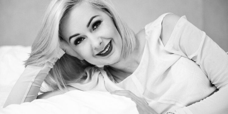 KAMILA ROWIŃSKA: Kasia jest mistrzynią jeśli chodzi o piękne kobiece portrety i tworzy niesamowitą atmosferę na sesji.