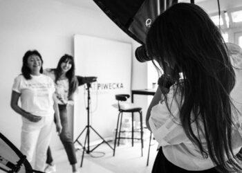 BACKSTAGE sesji zdjęciowej uczestników warsztatów “Piękni i zadbani w każdym wieku” Fundacji Nigdy Nie Jest Za Późno