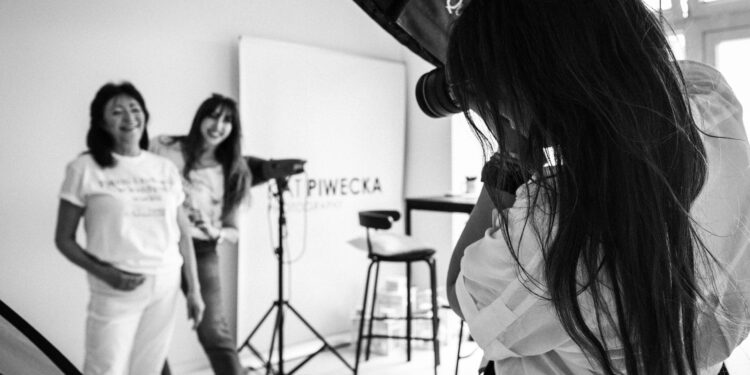 BACKSTAGE sesji zdjęciowej uczestników warsztatów “Piękni i zadbani w każdym wieku” Fundacji Nigdy Nie Jest Za Późno