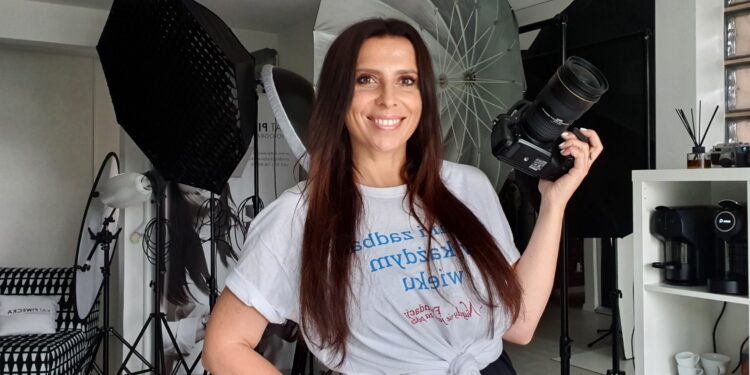 Backstage sesji zdjęciowej uczestników warsztatów “Piękni i zadbani w każdym wieku” Fundacji Nigdy Nie Jest Za Późno