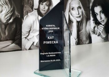 Statuetka KOBIETA, KTÓRA INSPIRUJE