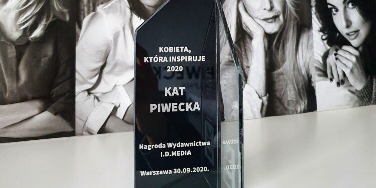 Statuetka KOBIETA, KTÓRA INSPIRUJE